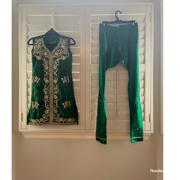 Embroidered emerald green kurta set - Picture 5 of 6